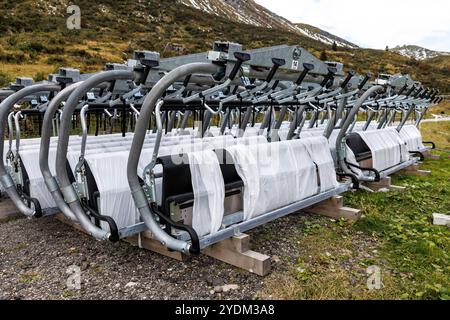 19. September 2024, Italien, Arabba Livinallongo Del Col Di Lana: Sitzplätze aus einem Sessellift für ein Skigebiet, noch eingepackt, stehen auf einer Baustelle am Straßenrand des Passo Pordoi in der Nähe von Arabba Livinallongo del Col di Lana in der Provinz Belluno, Veneto in Italien. Das Skigebiet Sellaronda in den Dolomiten rund um das Sella-Massiv ist durch zahlreiche Liftanlagen verbunden und bietet viele Kilometer Pisten zum Skifahren. Foto: Matthias Balk/dpa Stockfoto