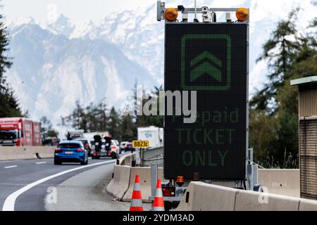 19. September 2024, Österreich, Schönberg im Stubaital: Autos fahren kurz nach dem Brennerpass auf verschiedenen Fahrspuren in eine Mautstelle der ASFINAG (Autobahnen- und Schnellstraßen-Finanzierungs-Aktiengesellschaft) bei Schönberg im Stubaital (Tirol) auf der Autobahn A13 in Richtung Innsbruck. Foto: Matthias Balk/dpa Stockfoto