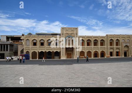 Buchara, Usbekistan - 12. September 2024: Typische Straße im touristischen Teil von Buchara Stockfoto