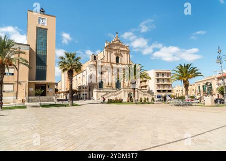 Ispica, Sizilien, Italien - 6. Oktober 2024: Zentraler Platz mit der Pfarrei San Bartolomeo Apostolo, Mutterkirche von Ispica, Provinz Ragusa Stockfoto