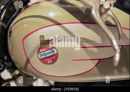 Trier Deutschland 3. Oktober 2024 Stadtmuseum Simeonstift Trier. Motorrad vom gebr. Schmitz Fahrzeugfabrik, Trier. nb. Foto mit Erlaubnis des Museumspersonals nach Vorlage des Presseausweises. Stockfoto