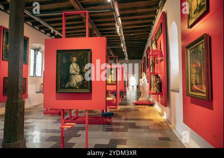 Trier Deutschland 3. Oktober 2024 Stadtmuseum Simeonstift Trier. Roter Saal: Die Geschichte Triers von der Antike bis heute. Gemälde nb. Foto mit Erlaubnis des Museumspersonals nach Vorlage des Presseausweises. Stockfoto
