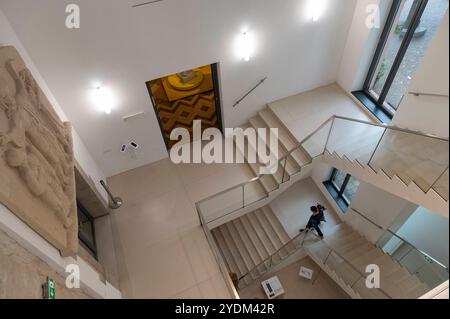 Trier Deutschland 3. Oktober 2024 Stadtmuseum Simeonstift Trier. Treppenhaus schafft Escher-ähnliche Muster. nb. Foto mit Erlaubnis des Museumspersonals nach Vorlage des Presseausweises. Stockfoto