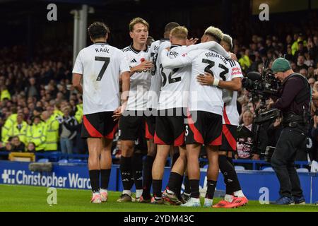 Liverpool, Großbritannien. Oktober 2024. Fulham-Spieler feiern mit Fulham-Mittelfeldspieler Alex Iwobi (17), der 1-0 am 26. Oktober 2024 das erste Tor seiner Mannschaft im Spiel Everton FC gegen Fulham FC English Premier League im Goodison Park, Liverpool, England, Großbritannien erzielte. Credit: Every Second Media/Alamy Live News Stockfoto