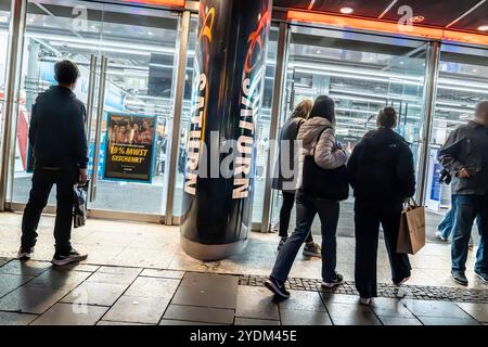 Saturn Filiale in der Neuhauser Straße, viele Münchner beim Shopping am Samstagabend, München, Oktober 2024 Deutschland, München, Oktober 2024, Saturn Filiale in der Neuhauser Straße, Elektromarkt, junge Kunden beim Shopping am Samstagabend, Fußgängerzone, Einkaufsstraße in der Innenstadt, Einzelhandel, Geschäfte, Wirtschaft, Konjunktur, Rezession, Herbst, Bayern, *** Saturnladen in der Neuhauser Straße, viele Münchner kaufen Samstagabend, München, Oktober 2024 Deutschland, München, Oktober 2024, Saturn-Geschäft in der Neuhauser Straße, Elektrofachhandel, Nachwuchseinkäufe am Samstag e Stockfoto