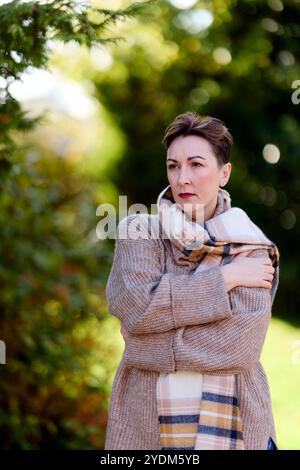 Frau suchen Betroffene im Freien Stockfoto