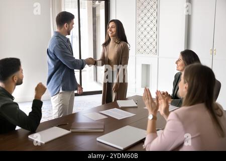 Positive Geschäftspartner, die die Hand schütteln Stockfoto