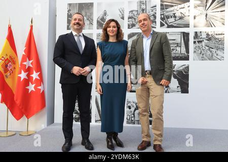 Madrid, 21.10.2022. Puerta del Sol. Präsidentin des CAM, Isabel Díaz Ayuso, während der Eröffnung der Bolivariano-Ausstellung durch die Fotografin Álvaro Ybarra Zavala. Im Bild Ayuso, Álvaro Ybarra und der Minister für Kultur, Tourismus und Sport der Gemeinschaft Madrid, Mariano de Paco Serrano. Foto: Jaime García. ARCHDC. Quelle: Album / Archivo ABC / Jaime García Stockfoto