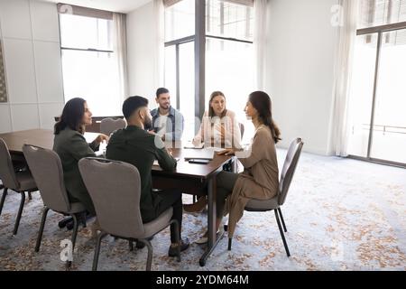 Selbstbewusste junge lateinamerikanische Geschäftsführerin, die bei Teambesprechungen spricht Stockfoto