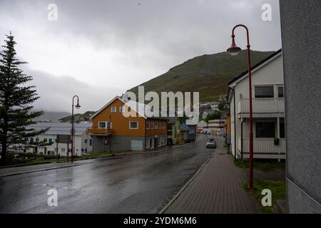 Honningsvag, Norwegen - 07.03.2024: Blick auf die Straßen in Honningsvag, Norwegen Stockfoto