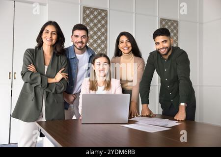 Verschiedene Gruppen glücklicher Geschäftskollegen treffen sich zur Partnerschaft Stockfoto