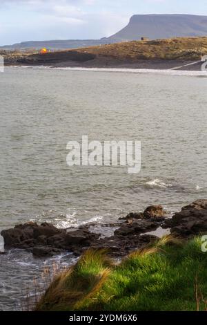 Blick auf den Ben Bulben Berg vom Ufer am Rosses Point, Sligo. Stockfoto