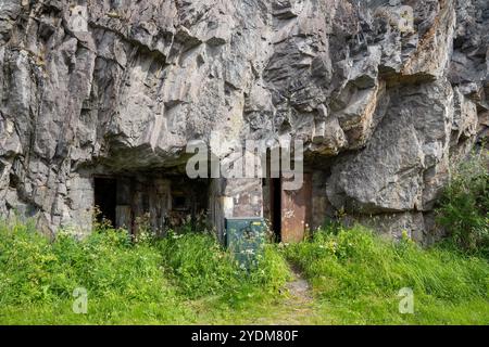 Narvik, Norwegen - 07.05.2024: Eingang des Bunkers aus dem Zweiten Weltkrieg in Narvik, Norwegen Stockfoto