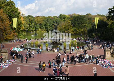 Bethesda Fountain im Central Park New York City und die Skulptur, bekannt als der Engel des Wassers an einem sonnigen Tag im Oktober 2024 Stockfoto