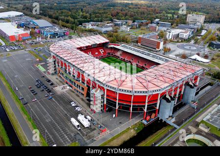 Enschede, Niederlande. Oktober 2024. ENSCHEDE, NIEDERLANDE - 27. OKTOBER: Allgemeine Ansicht des Stadions vor dem niederländischen Eredivisie-Spiel zwischen dem FC Twente und Heracle Almelo in de Grolsch Veste am 27. Oktober 2024 in Enschede, Niederlande. (Foto: Pieter van der Woude/Orange Pictures) Credit: Orange Pics BV/Alamy Live News Stockfoto