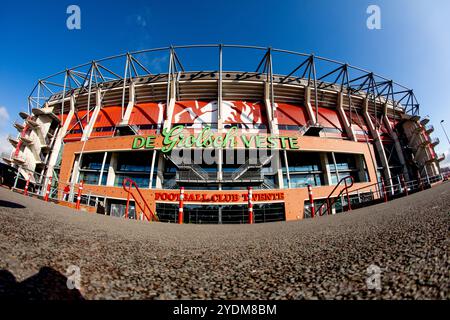 Enschede, Niederlande. Oktober 2024. ENSCHEDE, NIEDERLANDE - 27. OKTOBER: Allgemeine Ansicht des Stadions vor dem niederländischen Eredivisie-Spiel zwischen dem FC Twente und Heracle Almelo in de Grolsch Veste am 27. Oktober 2024 in Enschede, Niederlande. (Foto: Pieter van der Woude/Orange Pictures) Credit: Orange Pics BV/Alamy Live News Stockfoto