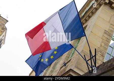 Die Flagge Frankreichs vor der Flagge der Europäischen Union in Paris, Frankreich Stockfoto