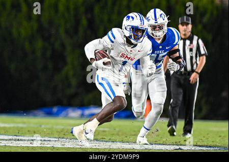 Durham, North Carolina, USA. Oktober 2024. SMU Running Back BRASHARD SMITH löst sich von Dukes Verteidigungslinie und sprintet für einen großen Gewinn. Die Duke Blue Devils veranstalteten die SMU Mustangs im Wallace Wade Stadium in Durham. (Kreditbild: © Patrick Magoon/ZUMA Press Wire) NUR REDAKTIONELLE VERWENDUNG! Nicht für kommerzielle ZWECKE! Stockfoto