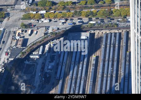Die Manhattan High Line Extension und das MTA Depot in Hudson Yards New York City USA von der Aussichtsplattform am Edge aus gesehen Stockfoto