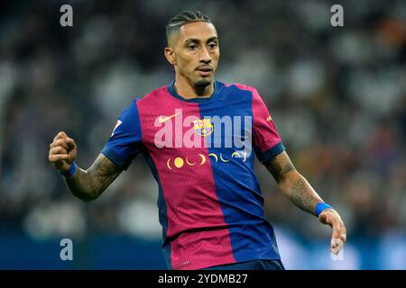 Madrid, Spanien. Oktober 2024. Raphinha vom FC Barcelona spielte am 26. Oktober 2024 im Santiago Bernabeu Stadion in Madrid, Spanien, während des La Liga EA Sports Spiels zwischen Real Madrid und FC Barcelona. (Foto: Cesar Cebolla/PRESSINPHOTO) Credit: PRESSINPHOTO SPORTS AGENCY/Alamy Live News Stockfoto