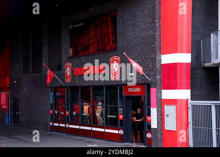 Enschede, Niederlande. Oktober 2024. ENSCHEDE, NIEDERLANDE - 27. OKTOBER: Fanstore während des niederländischen Eredivisie-Spiels zwischen dem FC Twente und Heracle Almelo in de Grolsch Veste am 27. Oktober 2024 in Enschede, Niederlande. (Foto: Pieter van der Woude/Orange Pictures) Credit: Orange Pics BV/Alamy Live News Stockfoto