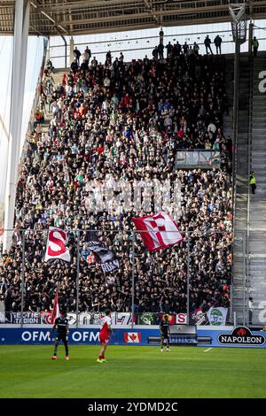 Utrecht, Niederlande. Oktober 2024. Utrecht - Feyenoord-Fans während der zehnten Runde der Eredivisie-Saison 2024/2025. Das Spiel findet am 27. Oktober 2024 im Stadion Galgenwaard in Utrecht statt. Credit: Box to Box Pictures/Alamy Live News Stockfoto