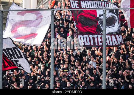 Utrecht, Niederlande. Oktober 2024. Utrecht - Feyenoord-Fans während der zehnten Runde der Eredivisie-Saison 2024/2025. Das Spiel findet am 27. Oktober 2024 im Stadion Galgenwaard in Utrecht statt. Credit: Box to Box Pictures/Alamy Live News Stockfoto