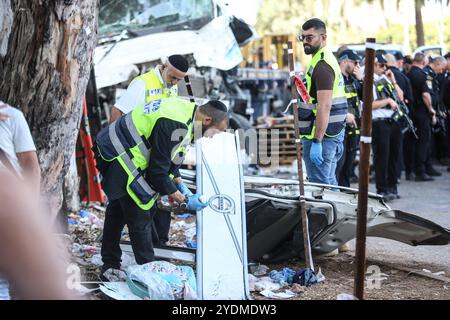 Mindestens 35 Verletzte beim LKW-Rammfahren in Zentral-Israel TEL AVIV, ISRAEL - 27. OKTOBER: Ein Blick auf das Gebiet als medizinische Sicherheitsteams, die auf Dutzende von Menschen am Tatort reagieren, nachdem ein LKW am 27. Oktober 2024 gegen eine Bushaltestelle südlich von Tel Aviv, Israel, abgestürzt war. Laut lokalen Medien wurden am Sonntag mindestens 35 Menschen verletzt, als ein Lkw in eine Bushaltestelle in Zentralisrael gerammt wurde. Es wird mitgeteilt, dass sich mindestens 6 Personen bei dem Vorfall in einem ernsthaften Zustand befanden. Foto: saeed qaq Copyright: XSAEEDQAQx AX4X3986 Stockfoto