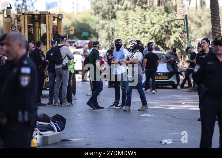 Mindestens 35 Verletzte beim LKW-Rammfahren in Zentral-Israel TEL AVIV, ISRAEL - 27. OKTOBER: Ein Blick auf das Gebiet als medizinische Sicherheitsteams, die auf Dutzende von Menschen am Tatort reagieren, nachdem ein LKW am 27. Oktober 2024 gegen eine Bushaltestelle südlich von Tel Aviv, Israel, abgestürzt war. Laut lokalen Medien wurden am Sonntag mindestens 35 Menschen verletzt, als ein Lkw in eine Bushaltestelle in Zentralisrael gerammt wurde. Es wird mitgeteilt, dass sich mindestens 6 Personen bei dem Vorfall in einem ernsthaften Zustand befanden. Foto: saeed qaq Copyright: XSAEEDQAQx AX4X4065 Stockfoto