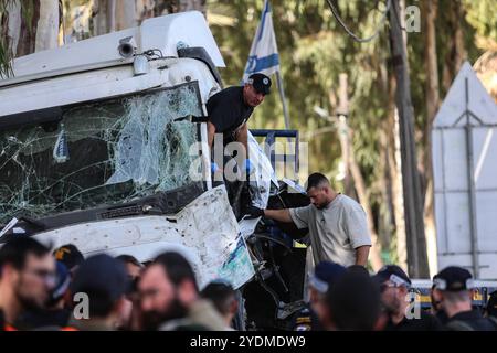 Mindestens 35 Verletzte beim LKW-Rammfahren in Zentral-Israel TEL AVIV, ISRAEL - 27. OKTOBER: Ein Blick auf das Gebiet als medizinische Sicherheitsteams, die auf Dutzende von Menschen am Tatort reagieren, nachdem ein LKW am 27. Oktober 2024 gegen eine Bushaltestelle südlich von Tel Aviv, Israel, abgestürzt war. Laut lokalen Medien wurden am Sonntag mindestens 35 Menschen verletzt, als ein Lkw in eine Bushaltestelle in Zentralisrael gerammt wurde. Es wird mitgeteilt, dass sich mindestens 6 Personen bei dem Vorfall in einem ernsthaften Zustand befanden. Foto: saeed qaq Copyright: XSAEEDQAQx AX4X4072 Stockfoto