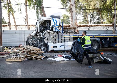 Mindestens 35 Verletzte beim LKW-Rammfahren in Zentral-Israel TEL AVIV, ISRAEL - 27. OKTOBER: Ein Blick auf das Gebiet als medizinische Sicherheitsteams, die auf Dutzende von Menschen am Tatort reagieren, nachdem ein LKW am 27. Oktober 2024 gegen eine Bushaltestelle südlich von Tel Aviv, Israel, abgestürzt war. Laut lokalen Medien wurden am Sonntag mindestens 35 Menschen verletzt, als ein Lkw in eine Bushaltestelle in Zentralisrael gerammt wurde. Es wird mitgeteilt, dass sich mindestens 6 Personen bei dem Vorfall in einem ernsthaften Zustand befanden. Foto: saeed qaq Copyright: XSAEEDQAQx  B9Z3010 Stockfoto