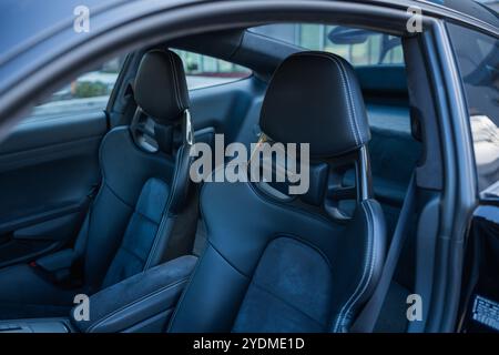 Sportsitze aus schwarzem Leder und Alcantara mit ergonomischem Design und sportlichen Akzenten. Stockfoto