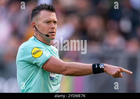 Utrecht, Niederlande. Oktober 2024. UTRECHT, NIEDERLANDE - 27. OKTOBER: Schiedsrichter Allard Lindhout während des niederländischen Eredivisie-Spiels zwischen dem FC Utrecht und Feyenoord im Stadion Galgenwaard am 27. Oktober 2024 in Utrecht, Niederlande. (Foto von Joris Verwijst/Orange Pictures) Credit: Orange Pics BV/Alamy Live News Stockfoto