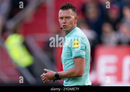 Utrecht, Niederlande. Oktober 2024. UTRECHT, NIEDERLANDE - 27. OKTOBER: Schiedsrichter Allard Lindhout während des niederländischen Eredivisie-Spiels zwischen dem FC Utrecht und Feyenoord im Stadion Galgenwaard am 27. Oktober 2024 in Utrecht, Niederlande. (Foto von Joris Verwijst/Orange Pictures) Credit: Orange Pics BV/Alamy Live News Stockfoto