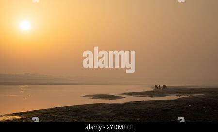 Ein wunderbarer Blick auf den Sonnenaufgang über dem Fluss. Die Reflexion der Sonne im Wasser des Flusses. Es ist der Fluss Garai-Madhumati in Bangladesch. Stockfoto
