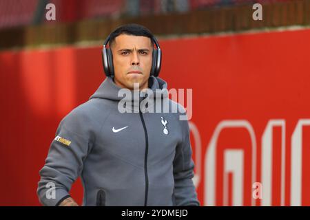 Selhurst Park, Selhurst, London, Großbritannien. Oktober 2024. Premier League Football, Crystal Palace gegen Tottenham Hotspur; Pedro Porro von Tottenham Hotspur kommt vor dem Spiel ins Stadion. Beschreibung: Action Plus Sports/Alamy Live News Stockfoto