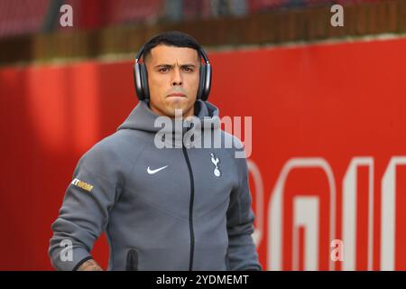 Selhurst Park, Selhurst, London, Großbritannien. Oktober 2024. Premier League Football, Crystal Palace gegen Tottenham Hotspur; Pedro Porro von Tottenham Hotspur kommt vor dem Spiel ins Stadion. Beschreibung: Action Plus Sports/Alamy Live News Stockfoto