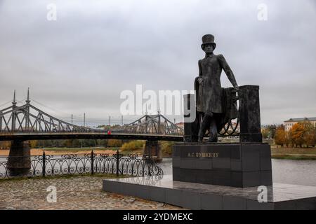 Tver, Russland - 10. Oktober 2024: Denkmal für A.S. Puschkin am Wolgadamm. Stockfoto