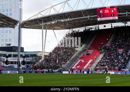 Utrecht, Niederlande. Oktober 2024. Utrecht - Feyenoord-Fans während der zehnten Runde der Eredivisie-Saison 2024/2025. Das Spiel findet am 27. Oktober 2024 im Stadion Galgenwaard in Utrecht statt. Credit: Box to Box Pictures/Alamy Live News Stockfoto