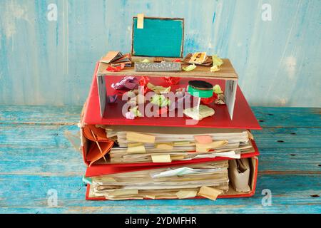 Unordentlicher Arbeitsplatz, chaotisches Büro, überarbeitet, Burnout, Bürokratie, Bürokratie, Bürokratie-Konzept mit grungy Aktenordner, vermüllter Arbeitsplatz mit grungy Pappmod Stockfoto