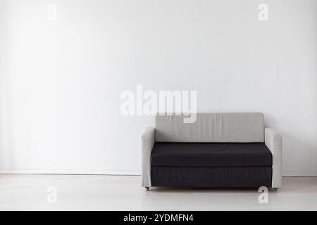 Schwarz-graues Bürosofa im Inneren eines Zimmers Stockfoto