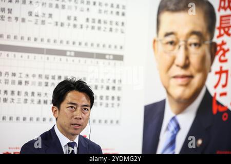 Tokio, Japan. Oktober 2024. Der ehemalige Umweltminister Shinjiro Koizumi spricht am 27. Oktober 2024 im Hauptquartier der Liberal Democratic Party (LDP) in Tokio. Exit-Umfragen deuteten darauf hin, dass die amtierende LDP bei einer von Premierminister Shigeru Ishiba einberufenen Schnellwahl keine Einparteienmehrheitsregierung bilden könnte. (Credit Image: © POOL via ZUMA Press Wire) NUR REDAKTIONELLE VERWENDUNG! Nicht für kommerzielle ZWECKE! Stockfoto