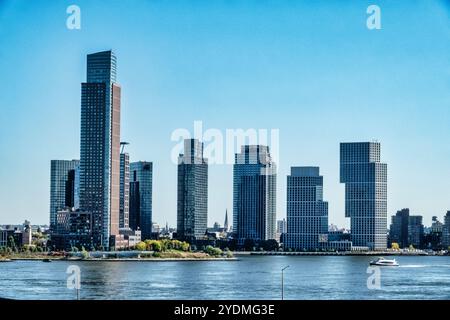 Hoch aufragende Eigentumswohnungen in Long Island City entlang des östlichen Flusses hat von Midtown Manhattan, 2024, New York City, USA gesehen Stockfoto