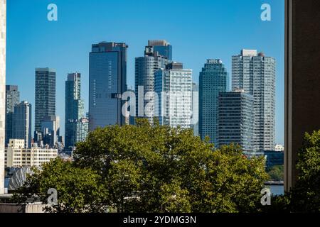 Hoch aufragende Eigentumswohnungen in Long Island City entlang des östlichen Flusses hat von Midtown Manhattan, 2024, New York City, USA gesehen Stockfoto