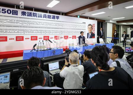 Tokio, Japan. Oktober 2024. Der ehemalige Umweltminister Shinjiro Koizumi spricht am 27. Oktober 2024 im Hauptquartier der Liberal Democratic Party (LDP) in Tokio. Exit-Umfragen deuteten darauf hin, dass die amtierende LDP bei einer von Premierminister Shigeru Ishiba einberufenen Schnellwahl keine Einparteienmehrheitsregierung bilden könnte. (Credit Image: © POOL via ZUMA Press Wire) NUR REDAKTIONELLE VERWENDUNG! Nicht für kommerzielle ZWECKE! Stockfoto