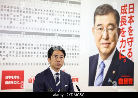 Tokio, Japan. Oktober 2024. Der ehemalige Umweltminister Shinjiro Koizumi spricht am 27. Oktober 2024 im Hauptquartier der Liberal Democratic Party (LDP) in Tokio. Exit-Umfragen deuteten darauf hin, dass die amtierende LDP bei einer von Premierminister Shigeru Ishiba einberufenen Schnellwahl keine Einparteienmehrheitsregierung bilden könnte. (Credit Image: © POOL via ZUMA Press Wire) NUR REDAKTIONELLE VERWENDUNG! Nicht für kommerzielle ZWECKE! Stockfoto