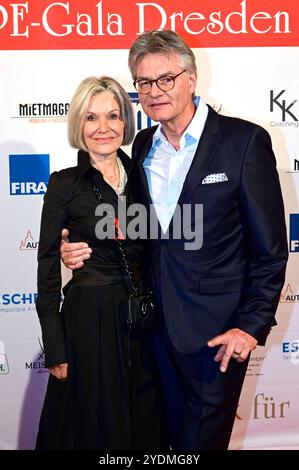 Peter Escher mit Ehefrau Ulrike bei der 16. Hope Gala 2024 im Schauspielhaus. Dresden, 26.10.2024 *** Peter Escher mit seiner Frau Ulrike bei der 16 Hope Gala 2024 im Schauspielhaus Dresden, 26 10 2024 Foto:XM.xWehnertx/xFuturexImagex Hope 4005 Stockfoto