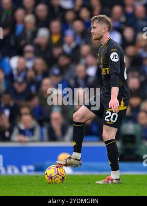 Brighton, Großbritannien. Oktober 2024. Brighton, England - 26. Oktober: Wolverhampton Wanderers' Tommy Doyle während des Spiels der Premier League 2024/25 zwischen Brighton und Hove Albion gegen Wolverhampton Wanderers im Amex Stadium am 26. Oktober 2024 in Brighton, England. (David Horton/SPP) Credit: SPP Sport Press Photo. /Alamy Live News Stockfoto