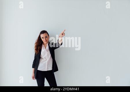 Geschäftsfrau in Geschäftskleidung zeigt Hand auf weißem Hintergrund Stockfoto