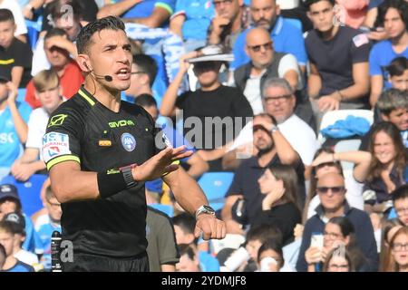 Neapel, Italien. Oktober 2024. Paride Tremolada der Schiedsrichter gibt während des Enelive-Spiels der Serie A zwischen SSC Napoli und US Lecce am 26. Oktober 2024 im Diego Armando Maradona Stadium in Neapel (Foto: Agostino Gemito/Pacific Press) Credit: Pacific Press Media Production Corp./Alamy Live News Stockfoto